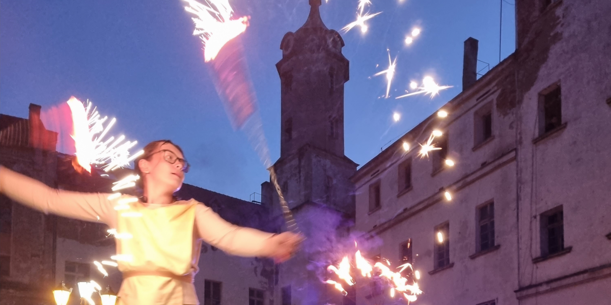 Pokaz ogniowy w wykonaniu grupy teatralnej „Wernisaż”